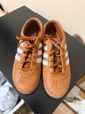 adidas Gazelle Dusty Brown Textured Three-Stripe Women's Sneakers. NWOT